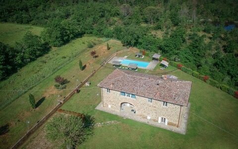 Villa Leopolda Selvarella: Gebäude, Grundstueck, Steigung, Natürliche Landschaft, Haus, Landschaft, Gras, Baum, Wiese, Urban Design