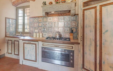 Villa Leopolda Selvarella: Cabinetry, Countertop, Holz, Flooring, Fussboden, Küche, Interior Design, Regale, Haus, Holzbeize