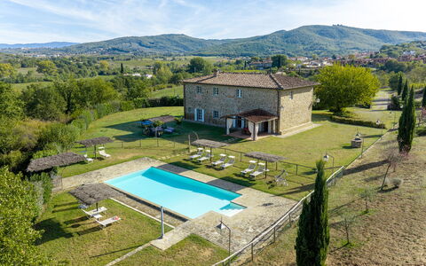 Villa Leopolda Selvarella: Schwimmbad, Estate, Bauernhaus, Garten, Rasen, Hinterhof, Hütte, Garten, Hazienda, Landscaping