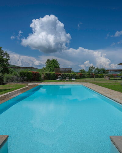 Villa Leopolda Selvarella: Wasser, Wolke, Himmel, Pflanze, Schwimmbad, Azurblau, Baum, Schatten, Gartenmöbel, Gebäude