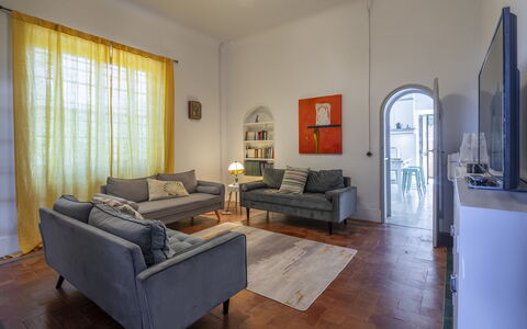 Massarosa Front Lake, The Gargoyles: Möbel, Flooring, Interior Design, Fussboden, Couch, Decke, Wohnzimmer, Wohnung, Beleuchtung, Zimmer
