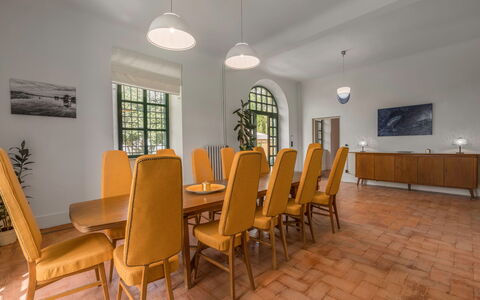 Massarosa Front Lake, The Gargoyles: Möbel, Eigentum, Stuhl, Fenster, Tabelle, Holz, Interior Design, Bilderrahmen, Halle, Flooring