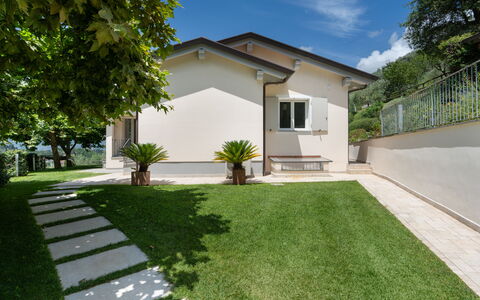 Villa Luxury Marignana: Pflanze, Gebäude, Eigentum, Himmel, Baum, Grundstueck, Wolke, Haus, Fenster, Hütte