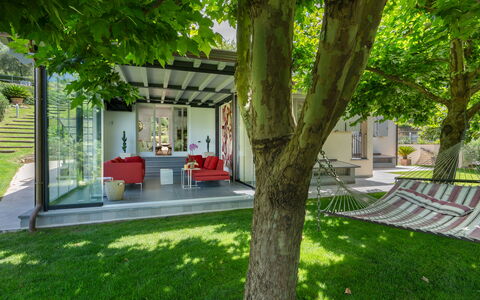 Villa Luxury Marignana: Pflanze, Grün, Baum, Die Architektur, Schatten, Urban Design, Gras, Landschaft, Freizeit, Grundeigentum