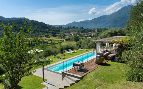Villa Luxury Marignana: Pflanze, Wolke, Wasser, Berg, Himmel, Schwimmbad, Natürliche Landschaft, Baum, Gartenmöbel, Gras