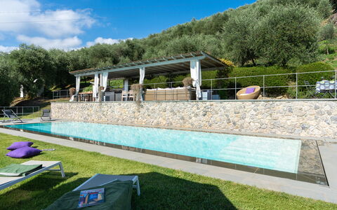 Villa Luxury Marignana: Himmel, Wolke, Pflanze, Baum, Schatten, Schwimmbad, Gras, Freizeit, Urban Design, Erholung