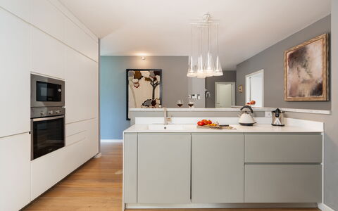 Villa Luxury Marignana: Cabinetry, Countertop, Bilderrahmen, Holz, Interior Design, Beleuchtung, Flooring, Küche, Fussboden