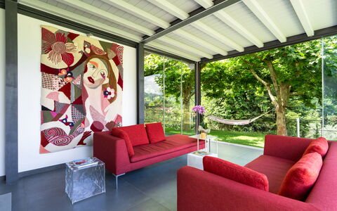 Villa Luxury Marignana: Eigentum, Möbel, Couch, Pflanze, Interior Design, Dekoration, Wohnzimmer, Schatten, Komfort, Wand
