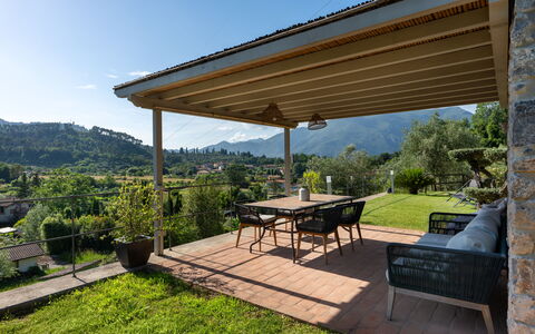 Villa Luxury Marignana: Pflanze, Eigentum, Himmel, Tabelle, Gebäude, Schatten, Baum, Grundstueck, Holz, Gras