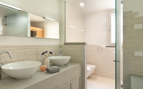 Villa Luxury Marignana: Spiegel, Zapfhahn, Sinken, Eigentum, Armatur, Bad Sink, Badezimmerschrank, Badezimmer, Cabinetry, Interior Design