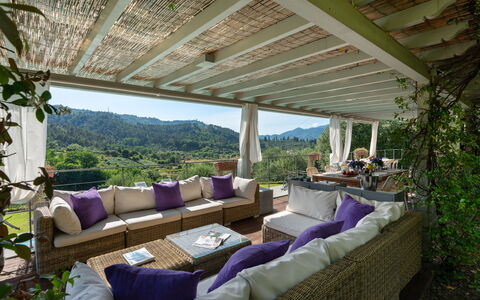 Villa Luxury Marignana: Eigentum, Möbel, Pflanze, Schatten, Interior Design, Stuhl, Gartenmöbel, Freizeit, Grundeigentum, Baum
