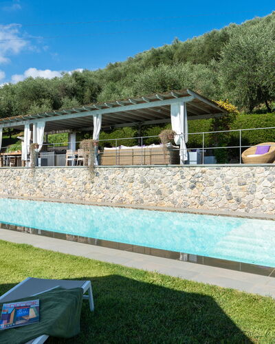 Villa Luxury Marignana: Himmel, Wolke, Pflanze, Baum, Schatten, Schwimmbad, Gras, Freizeit, Urban Design, Erholung
