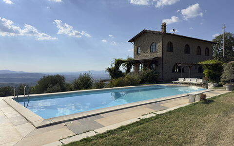 Villa Monticello: Wolke, Wasser, Pflanze, Himmel, Gebäude, Schwimmbad, Baum, Haus, Schatten, Rechteck