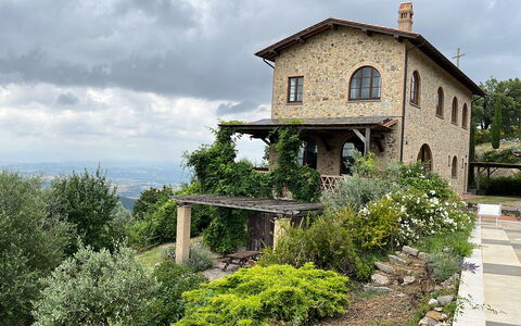 Villa Monticello: Himmel, Pflanze, Wolke, Gebäude, Fenster, Baum, Haus, Gras, Hütte, Natürliche Landschaft
