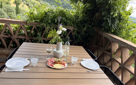 Villa Monticello: Tabelle, Geschirr, Möbel, Essen, Eigentum, Pflanze, Dishware, Tisch Im Freien, Stuhl, Teller