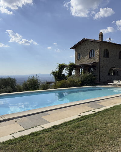Villa Monticello: Wolke, Wasser, Pflanze, Himmel, Gebäude, Schwimmbad, Baum, Haus, Schatten, Rechteck
