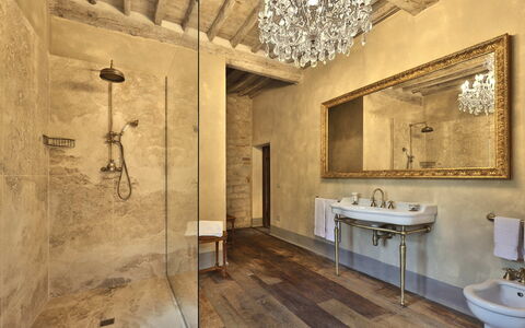 Villa Dell'abate: Spiegel, Eigentum, Zapfhahn, Armatur, Sinken, Badezimmer, Holz, Beleuchtung, Gebäude, Interior Design