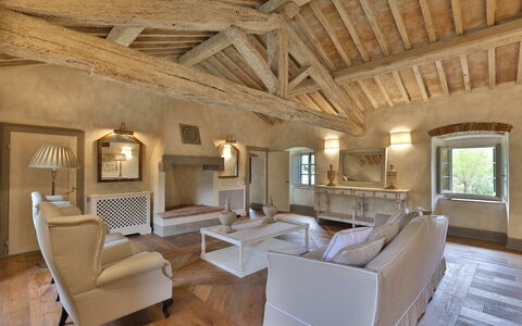 Villa Dell'abate: Couch, Möbel, Eigentum, Fenster, Tabelle, Holz, Interior Design, Wohnzimmer, Bilderrahmen, Stuhl