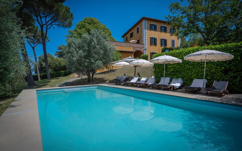 Villa Recanati, Val D'orcia, Private Pool, Jacuzzi: Wasser, Pflanze, Eigentum, Himmel, Schwimmbad, Gebäude, Azurblau, Baum, Schatten, Gartenmöbel