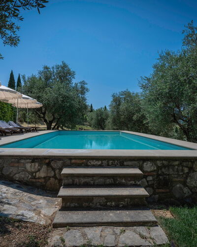 Villa Recanati, Val D'orcia, Private Pool, Jacuzzi: Wasser, Himmel, Gebäude, Pflanze, Schwimmbad, Schatten, Baum, Rechteck, Haus, Gartenmöbel