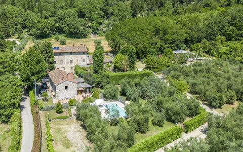 Fienile Di Fabio - Colline Fiorentine Vaiano, Tosc: Pflanze, Gebäude, Baum, Natürliche Landschaft, Haus, Grundstueck, Fenster, Landschaft, Ground, Hügel