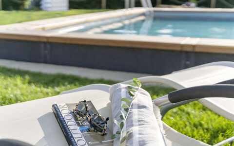 Villa Zara: Wasser, Weiss, Licht, Grün, Pflanze, Gras, Linie, Automobil-Design