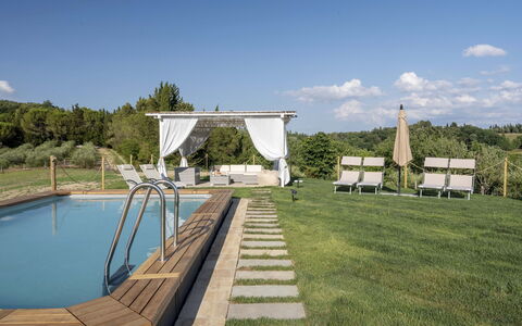 Villa Zara: Wasser, Himmel, Pflanze, Wolke, Eigentum, Schatten, Schwimmbad, Baum, Gartenmöbel, Gras