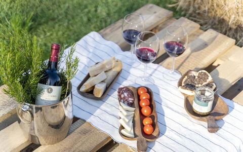 Villa Zara: Essen, Geschirr, Tabelle, Holz, Zutat, Küche, Flasche, Pflanze, Servierware