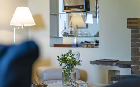 Villa Zara: Eigentum, Tabelle, Wohnzimmer, Komfort, Couch, Interior Design, Gebäude, Beleuchtung, Die Architektur, Lampe