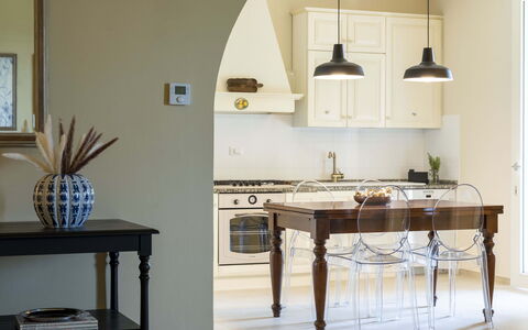 Villa Zara: Möbel, Tabelle, Cabinetry, Gebäude, Holz, Küche, Beleuchtung, Interior Design, Regale, Wohnzimmer