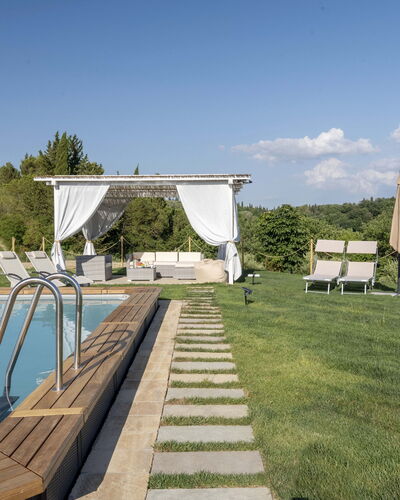Villa Zara: Wasser, Himmel, Pflanze, Wolke, Eigentum, Schatten, Schwimmbad, Baum, Gartenmöbel, Gras