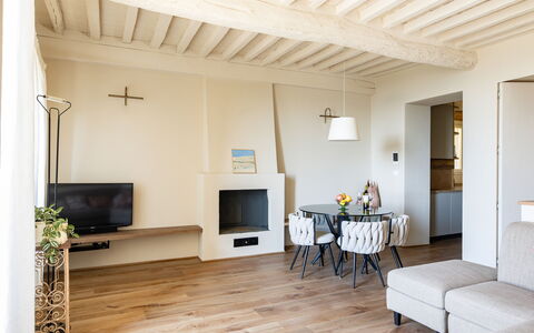 Casa Novecento: Eigentum, Möbel, Couch, Holz, Fernsehen, Interior Design, Halle, Gebäude, Fussboden, Flooring
