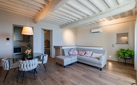 Casa Novecento: Möbel, Tabelle, Couch, Eigentum, Bilderrahmen, Komfort, Holz, Interior Design, Beleuchtung, Zimmerpflanze
