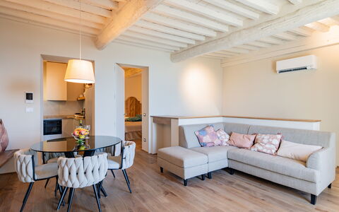Casa Novecento: Tabelle, Möbel, Eigentum, Couch, Holz, Bilderrahmen, Interior Design, Beleuchtung, Flooring, Fussboden
