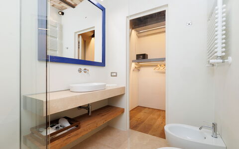 Casa Novecento: Spiegel, Zapfhahn, Armatur, Sinken, Eigentum, Bad Sink, Badezimmer, Interior Design, Die Architektur