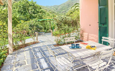 La Casa Dei Glicini - Levanto: Pflanze, Gebäude, Himmel, Gartenmöbel, Schatten, Freizeit, Wohngebiet, Urban Design, Schwimmbad, Grundeigentum