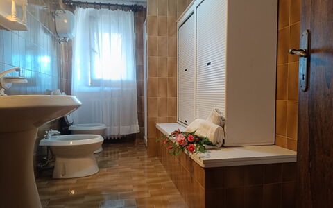 Pupa House: Eigentum, Sinken, Armatur, Zapfhahn, Holz, Interior Design, Badezimmerschrank, Badezimmer, Fenster, Flooring