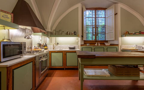 Castello Di Quarate: Eigentum, Cabinetry, Möbel, Countertop, Fenster, Holz, Küche, Küchengerät, Herd, Beleuchtung