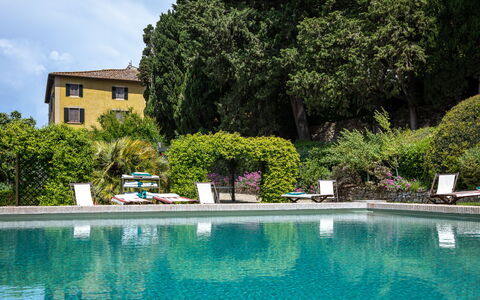 Castello Di Quarate: Wasser, Pflanze, Gebäude, Himmel, Baum, Natürliche Landschaft, Stuhl, Wolke, Gartenmöbel, Schwimmbad