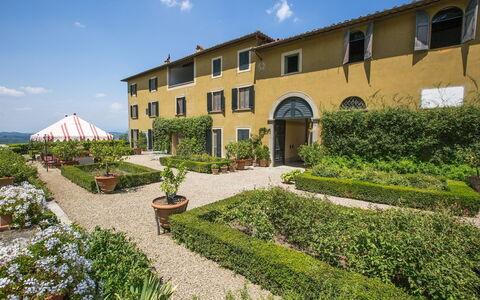 Castello Di Quarate: Pflanze, Wolke, Himmel, Eigentum, Fenster, Gebäude, Vegetation, Grundstueck, Gras, Blume