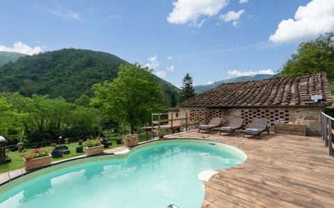 Locanda Di Alberi Without Kitchen: Wasser, Wolke, Himmel, Eigentum, Schwimmbad, Baum, Pflanze, Gebäude, Berg, Natürliche Landschaft