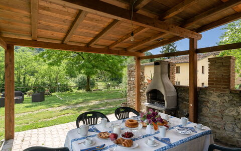 Locanda Di Alberi Without Kitchen: Tabelle, Pflanze, Eigentum, Gebäude, Geschirr, Schatten, Interior Design, Baum, Gartenmöbel, Holz