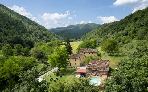 Locanda Di Alberi Without Kitchen: Himmel, Wolke, Pflanze, Berg, Gebäude, Fenster, Baum, Natürliche Landschaft, Hochland, Haus