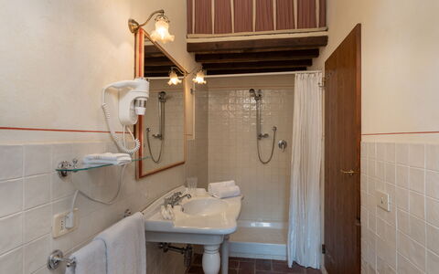 Locanda Di Alberi Without Kitchen: Zapfhahn, Armatur, Spiegel, Bad Sink, Eigentum, Sinken, Badezimmer, Interior Design, Lila, Holz