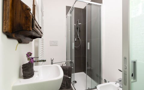 Casa Serra: Spiegel, Zapfhahn, Armatur, Eigentum, Sinken, Bad Sink, Badezimmer, Gebäude, Beleuchtung, Interior Design