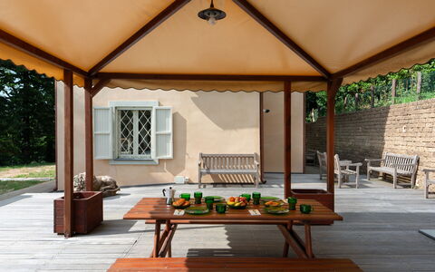 Casa Serra: Möbel, Eigentum, Tabelle, Gebäude, Pflanze, Fenster, Holz, Gartenmöbel, Schatten, Interior Design