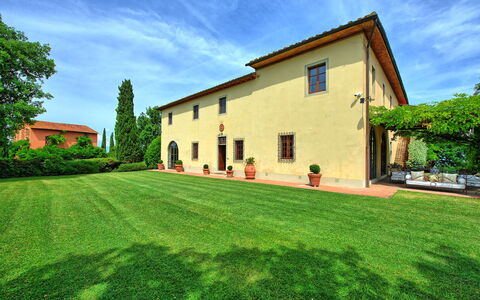 Villa Marliana: Wolke, Pflanze, Himmel, Gebäude, Baum, Grün, Fenster, Natürliche Landschaft, Die Architektur, Grundstueck