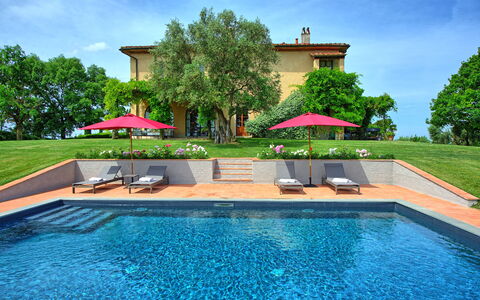Villa Marliana: Wasser, Himmel, Pflanze, Wolke, Eigentum, Schwimmbad, Baum, Azurblau, Blau, Schatten