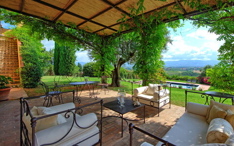 Villa Marliana: Pflanze, Eigentum, Schatten, Blumentopf, Interior Design, Gartenmöbel, Stuhl, Zimmerpflanze, Baum, Tabelle