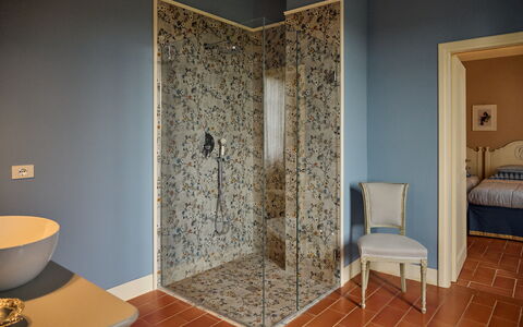 Villa Marliana: Wand, Flooring, Interior Design, Armatur, Fussboden, Braun, Installation, Badezimmer, Fliese, Glas